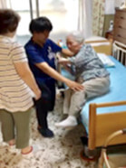 ご本人の能力を引き出した介助方法をご家族に指導します。