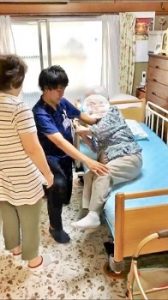 日中、ベッドで寝て過ごすことが増えている