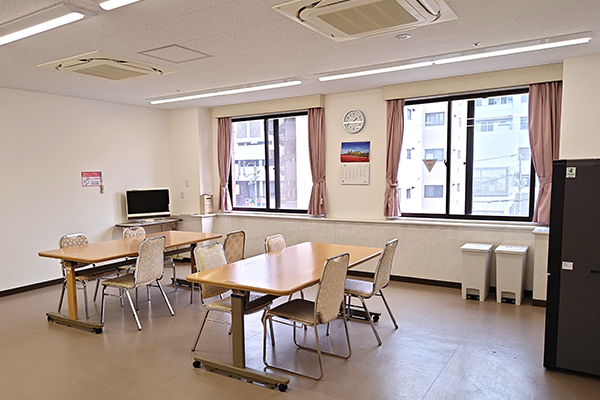 ③談話スペースです。TV、給茶機、ミニキッチン等を設け、ゆっくり休憩いただけます。（テーブル・チェア・TVなどの調度品は今後更新を予定しております）