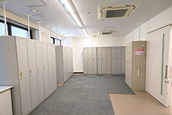 ④男子更衣室