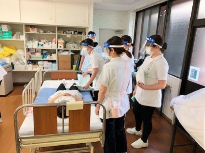皮膚・排泄ケア認定看護師から新人看護師へ排泄ケアの研修を行いました
