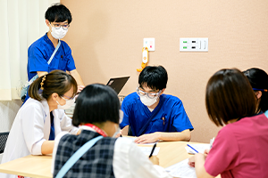 他職種とのカンファレンスを通して、患者さんのよりよい退院を目指しています